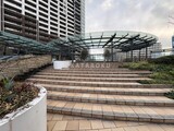 ザ東京タワーズシータワー 開放的なテラスから見たモダンな建物外観と緑化スペース