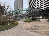 ザ東京タワーズシータワー 高層棟に囲まれた、開放的なテラス空間と庭園の様子