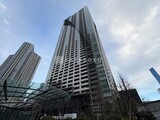 ザ東京タワーズシータワー 空を背景に立つモダンなデザインの高層マンション外観