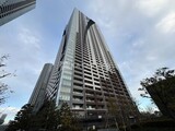 ザ東京タワーズシータワー モダンな高層マンション建物を下から見上げた外観