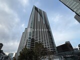 ザ東京タワーズシータワー 下から見上げた高層マンションの外観とモダンな街並み