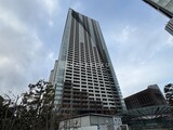 ザ東京タワーズシータワー 下から見上げた高層マンションの縦長な建物外観