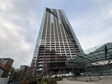 ザ東京タワーズシータワー 下層部に商業施設を備えたモダンな高層タワーマンションの外観