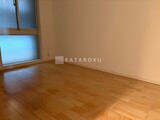 ザ東京タワーズシータワー 窓からの採光を受けた木目フローリングの居室空間