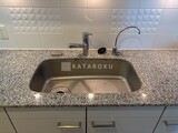 ザ東京タワーズシータワー グレー系石目調カウンターと黒い深型シンク