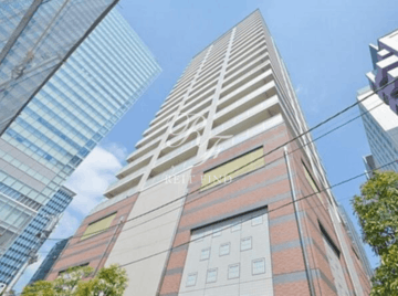 パークタワー秋葉原 青空を背景にした高層マンションの縦長の外観