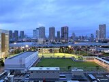 パークアクシス豊洲キャナル 豊洲の川沿いから見たスカイラインと屋上庭園