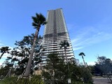 パークタワー晴海 外観とヤシの木。