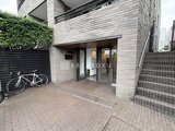 JMFレジデンス世田谷三宿 エントランス前のアプローチと外階段