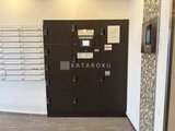 JMFレジデンス世田谷三宿 郵便受けと宅配ボックスが並ぶエントランスホール
