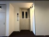 JMFレジデンス世田谷三宿 エレベーターホールから見たエレベーター入口と廊下の様子