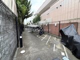 JMFレジデンス世田谷三宿 バイク置き場と駐輪スペースが整備された共用部分