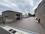JMFレジデンス世田谷三宿 駐車場と共用通路が広がるモダンな建物周辺