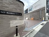 JMFレジデンス世田谷三宿 建物名看板が見える落ち着いた印象のエントランス前広場