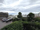 JMFレジデンス世田谷三宿 敷地内の駐車場と周辺の街並み
