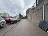 JMFレジデンス世田谷三宿 駐車場から建物へ向かう広々とした共用通路の様子