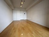 JMFレジデンス世田谷三宿 白い建具と白いレンガ調の壁、木目の床の洋室