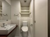 JMFレジデンス世田谷三宿 白を基調とした清潔感のあるトイレと洗面台が並ぶ空間
