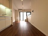 JMFレジデンス世田谷三宿 キッチンから奥の洋室を見通した様子