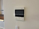JMFレジデンス世田谷三宿 壁に埋め込まれたモニター付きインターフォン