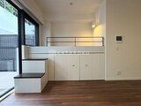 JMFレジデンス世田谷三宿 ロフト付きの明るい居室、階段下の収納と大きな窓からの採光