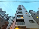 フリージアテラス 清潔感のあるモダンなマンション外観を下から見上げた様子