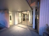 フリージアテラス 夜間に撮影したモダンなエントランスの様子