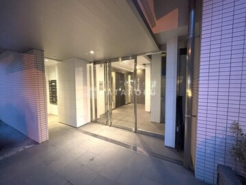 フリージアテラス 夜間に撮影したモダンなエントランスの様子