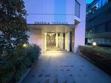 フリージアテラス 夜間にライトアップされた建物エントランスと緑に囲まれたアプロ