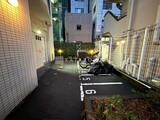 フリージアテラス 夜間照明がある駐車スペースと自転車置き場の様子