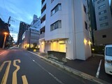 フリージアテラス 夕暮れ時に建物エントランスと周辺街並みを捉えた外観