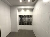 フリージアテラス 白いタイル張りの明るいメールボックス室