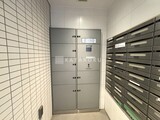 フリージアテラス 宅配ボックスと郵便受けが配置された明るいエントランスホール