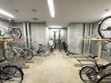 フリージアテラス 複数の自転車が整理されたコンクリート造の広々とした駐輪場