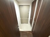 フリージアテラス 濃いブラウンの建具に囲まれた明るい玄関ホール