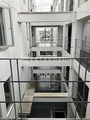 KDXレジデンス自由が丘 複数階のバルコニーが連なるモダンな建物内観