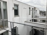 KDXレジデンス自由が丘 モダンな白壁の建物外観と中庭から見た開放的な空間