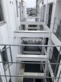KDXレジデンス自由が丘 上層階から見た中庭と都市風景が開ける建物内部