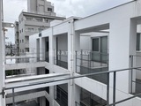 KDXレジデンス自由が丘 モダンな建物と隣接する白を基調とした開放的なテラス空間