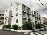 KDXレジデンス自由が丘 前面道路から見たモダンな外観の集合住宅