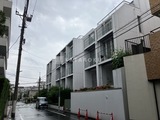 KDXレジデンス自由が丘 前面道路から見たモダンな建物外観と落ち着いた街並みの様子
