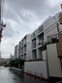 KDXレジデンス自由が丘 街路から見たモダンな外観の共有住宅建物