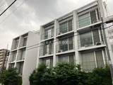 KDXレジデンス自由が丘 大きな窓とバルコニーが特徴のモダンな建物外観