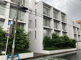 KDXレジデンス自由が丘 前面道路から見たモダンな外観と緑豊かな植栽の様子
