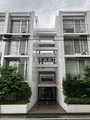 KDXレジデンス自由が丘 前面道路から見たモダンな建物外観と開放的なエントランス