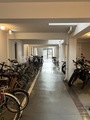 KDXレジデンス自由が丘 明るく開放的な自転車置き場から見た通路奥のエントランス