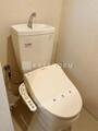 ガレリア東新宿 温水洗浄便座付きのシンプルなトイレ空間