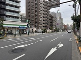 レジディア品川シーサイド 前面道路から見た建物と周辺の街並み