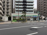 レジディア品川シーサイド 前面道路から見たファミリーマート併設の建物外観
