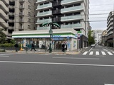 レジディア品川シーサイド 前面道路から見た建物と隣接するコンビニエンスストアの様子